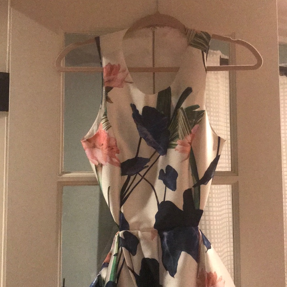 🚫 SOLD 🚫Floral print dress with cutout and exposed zipper